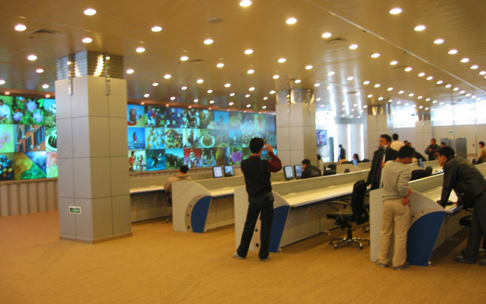 中國(guó)聯(lián)通集團(tuán)公司調(diào)度指揮中心座席操作臺(tái)圖片