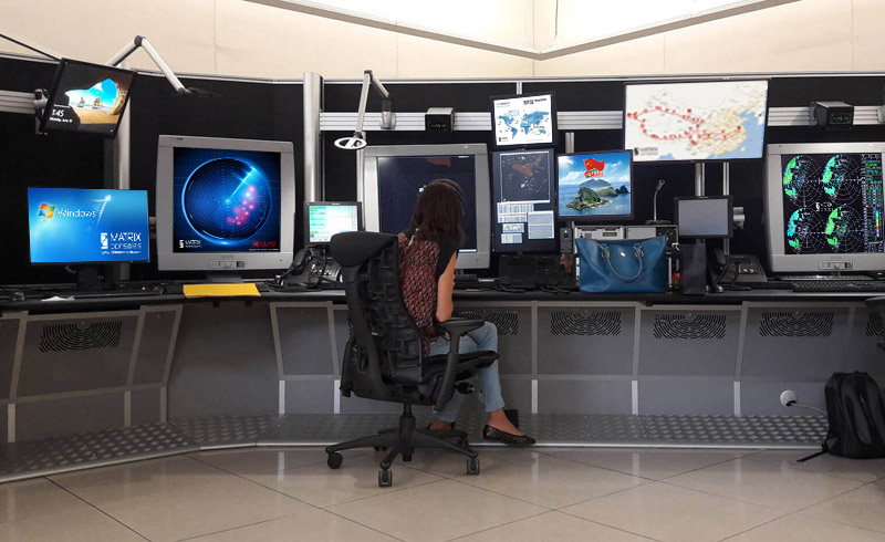 機(jī)場管制指揮中心操作臺(tái)現(xiàn)場照片